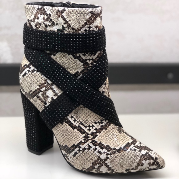 LAST ONE♥️VEGAN STUDDED PHYTON SNAKE SKIN BOOTIES - Picture 3 of 8
